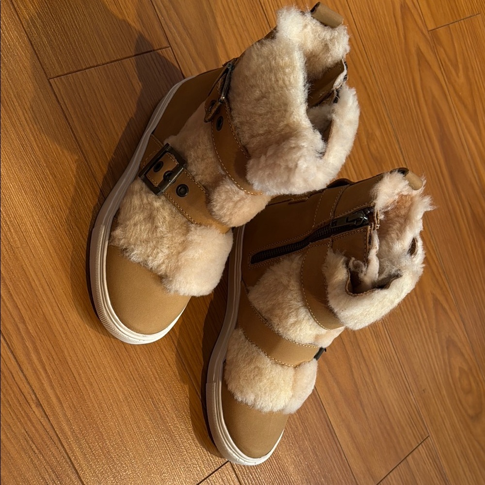 Luxe de León Tan Boots with Cream Shearling